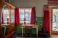 Historic Nautical Charm with Fire Pit - Charming Cottage Hotel a North Stonington