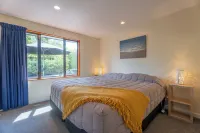 Stay7A: 4BR Modern Comfort, Sky TV, Views – Walk to Village & Pools