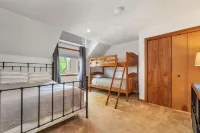 Spacious 3-Bed Mt. Chalet with Attitash Views & Private Hot Tub