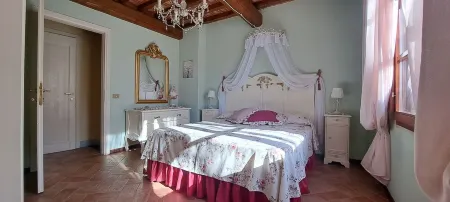 Romantic Tuscan Cottage with Pool and Garden