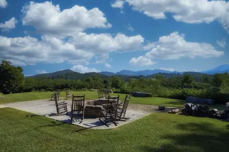 Luxury Condo In The Heart of The Smokies! Pool/WiFi/Game Room/Views/Fire Pit!