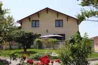 Gite in a beautiful house in the countryside and quiet, in a green setting. Hotels in Lahosse