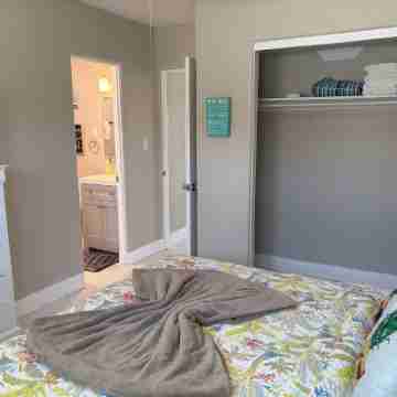 Charming apartment with Parking, WiFi, AC and a short walk to the beach Rooms