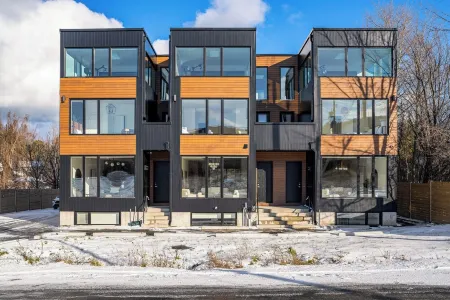 ULTRA LUXURY BLUE ROSE CHALET BUILT IN 2023 HOSTS 12 GUESTS GYM/HOTTUB/GAMES