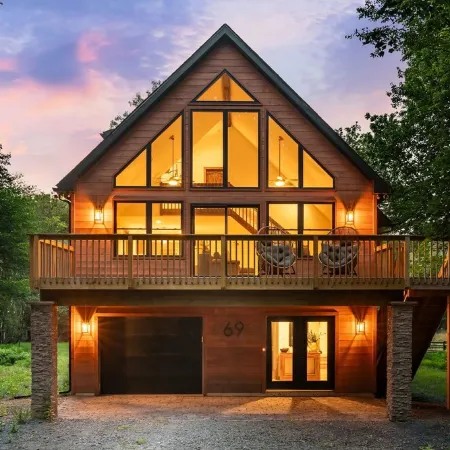Cozy Pocono Chalet  Hot Tub, Fireplace, Near Ski Resorts & Lake Access