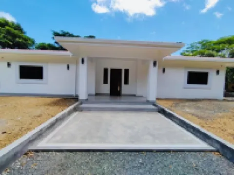 Hacienda Iguana 3 brm 4 bath private house w/pool steps away from Beach club Hotels in 