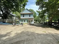 Burnside Boathouse – Cozy 5 Bedroom Lake Retreat Steps from Marina & Local Eats Hotels in Burnside