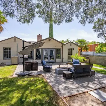 Cute Cottage Close to Downtown! w/Firepit