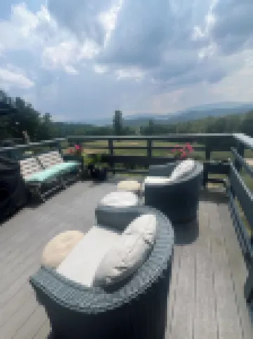 Fall Foliage! Jaw-Dropping Views. Gorgeous 4-Bed by Hiking Trails + the Lake