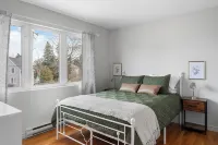 Downtown Apt w/ Free parking and AC