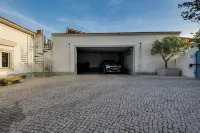 Spacious 5-bedroom house in charming Sao Joao da Ribeira with AC, WiFi Hotels in Rio Maior