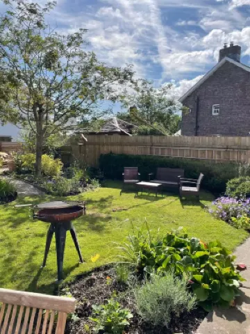 Newly renovated cottage & great location! Space for 10