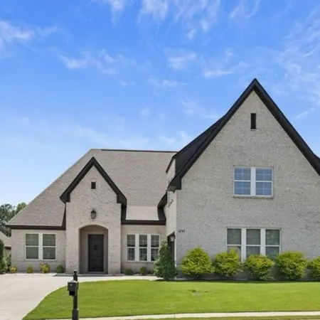 Spacious 4 Br House, w/Game Room in Auburn- 2.5 Miles from AU Stadium- Homestay