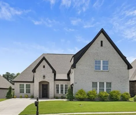 Spacious 4 Br House, w/Game Room in Auburn- 2.5 Miles from AU Stadium- Homestay