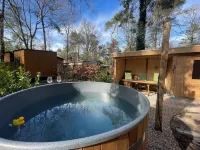 Forest Finest, luxury chalet with HOT TUB beautiful canopy and beautiful garden