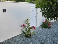 NEW Luxury 2-Bedroom House- Heated Salty Swimming Pool, Sauna and Garden