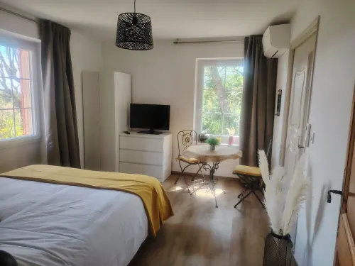 Domaine des Petites Soeurs 800m from the historic center with 5200m2 of wooded parkland