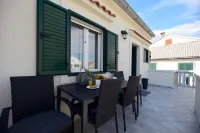 Apartment in an attractive terraced house with a garage Hotels in Ljubac