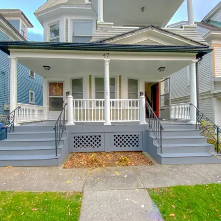 “The Allen House” Charming 3-Bed / 2-Bath Sleeps 8. Fantastic location in Albany