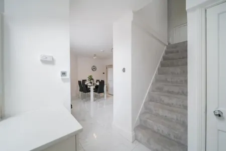 Beautiful 2 Bedroom House With Spacious Garden BBQ Отели в г. Уэстерем