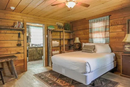 Charming riverfront 2-bedroom cabin in enchanting Dubois with WiFi