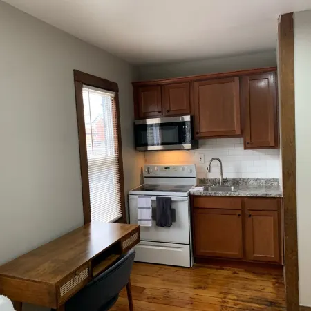 1 mile from Strong URMC, Downtown Rochester Micro Studio Tiny House Apartment Отели рядом с достопримечательностью «Музей Стронг»