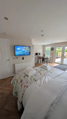 Clover Cottage - country lodge - Close to Belfast international Airport Hotels in 