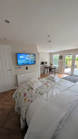 Clover Cottage - country lodge - Close to Belfast international Airport