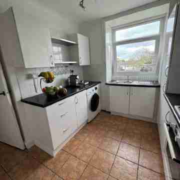 Tranquil Top-Floor Family Haven! Others