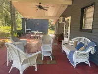 Charming 2-b/r country cottage-central Florida WiFi, AC, BBQ home away from home
