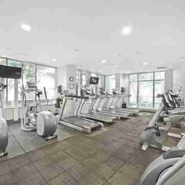 Downtown Vancouver, 1 Bd room and den, pool, gym, free parking, skytrain, view Fitness & Recreational Facilities