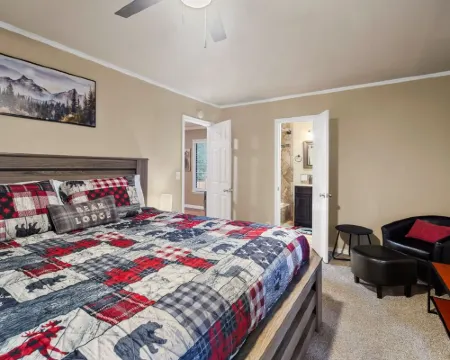 Mountain Fun w/Hot Tub, Game Areas, Huge Yard, Waffle Bar! Pet Friendly 卡馳納山莊酒店