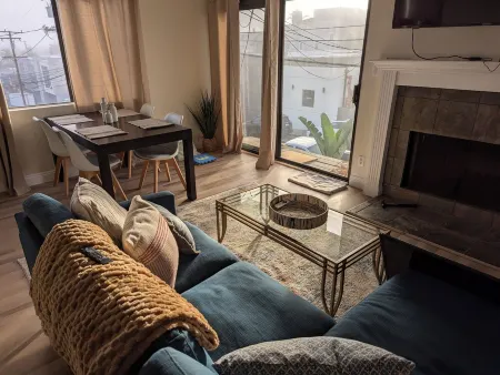 Charming 2-bedroom townhome with AC, WiFi in awesome Hermosa Beach Отели рядом с достопримечательностью «Hermosa Beach Pier»