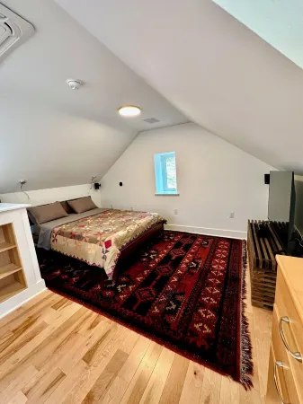 Charming 1-bedroom cottage on Wissahickon Park in Chestnut Hill Отели рядом с достопримечательностью «Моррис Арборетум & Гарденс оф Юниверсити оф Пенсильвания»