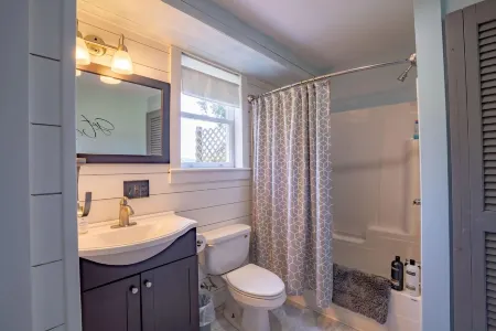 1BR Luxury Room w/ King Bed. Boutique Resort w/ Hot Tub, Mountain Views and Pool