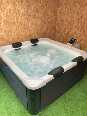 Cottage for 4 to 6 persons + private jacuzzi Отели в г. Пео