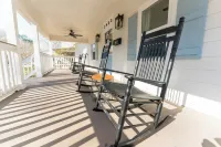Walk to Downtown Northport/ Porch + Fire Pit