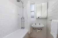 Luxe-coastal Balmoral Beachfront Hotels near Clifton Gardens