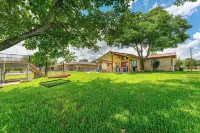 Top-Rated! Hot Tub, Kayaks, Fishing, Boat Dock! Granbury Paddle and Play Escape!