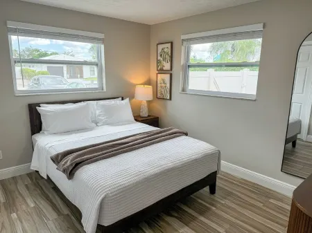 Cozy Two Bedroom Apartment by Beaches and Mercado, North Naples