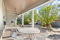 Private full-floor upstairs 2 bedroom apartment @13th & Grand