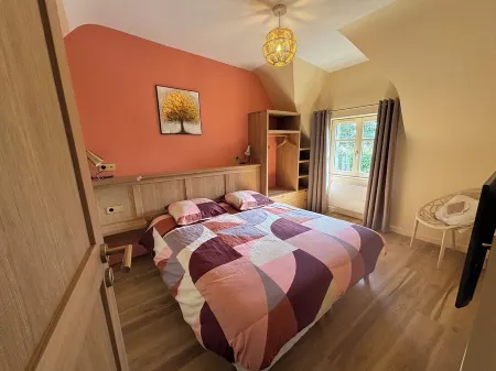 A setting of stone and history Отели в г. Локронан