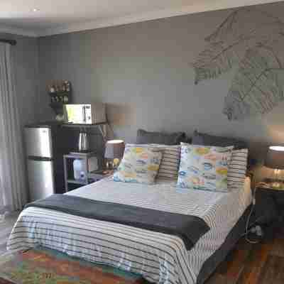 Cozy one bedroom suite, with a balcony, overlooking the pool and braai area. Rooms