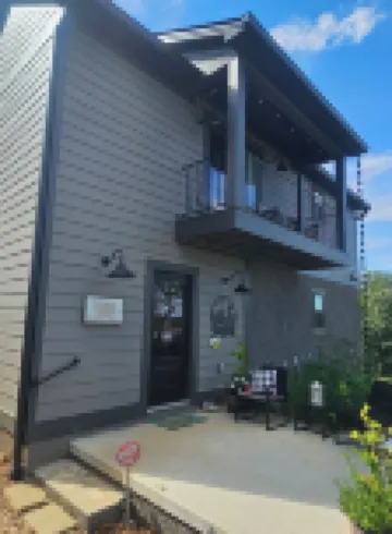 Charming 3-bedroom farmhouse in wonderful Seneca with Sunset views over the farm