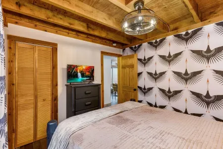 Log Cabin, 3 Bedrooms, Sauna, Cold Plunge, Full Body Massage Chair, Sleeps 6