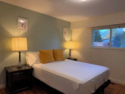 A Cozy home, centrally located with free parking Hotels near Ladner Village Market