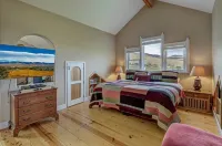 Upscale Apartment with Panoramic Views