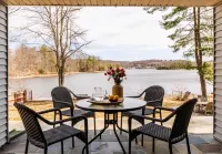 Serene Modern Lakefront Escape: Kayaks, Fishing, Firepit, Private Dock Hotel a Kinderhook