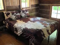 Charming 2-bedroom cabin in enchanting Wadesville with Heat, AC, WiFi, Hot Tub Hotels in Posey County