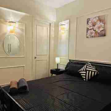 Cozy luxurious 1bhk apartment in Noida with WiFi, AC Rooms